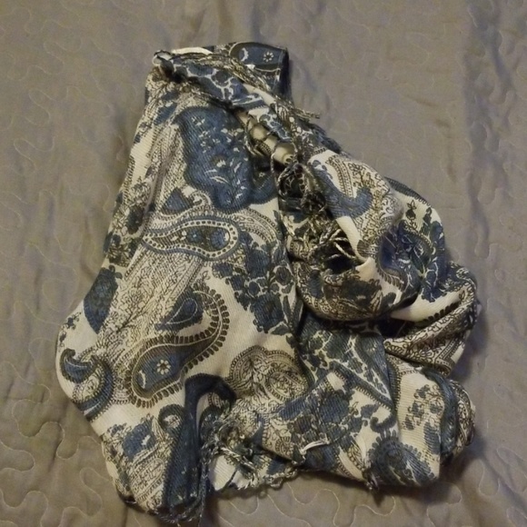 Im selling a pashmine scarve - Picture 4 of 4